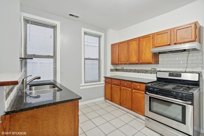 Building Photo - 560 W 18th St