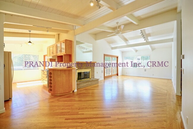 Building Photo - 3 Bdr + Bonus Rooms Mill Valley/Sycamore P...