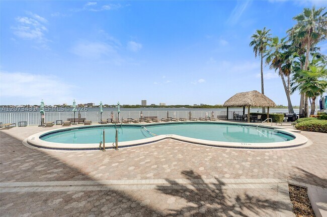 Foto del edificio - 10350 W Bay Harbor Dr