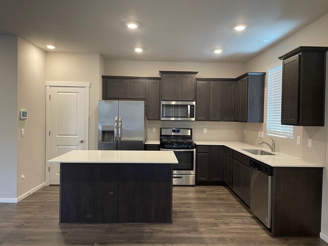 Encimeras de cuarzo y una isla espaciosa. - 5746 Waverly Rd SW