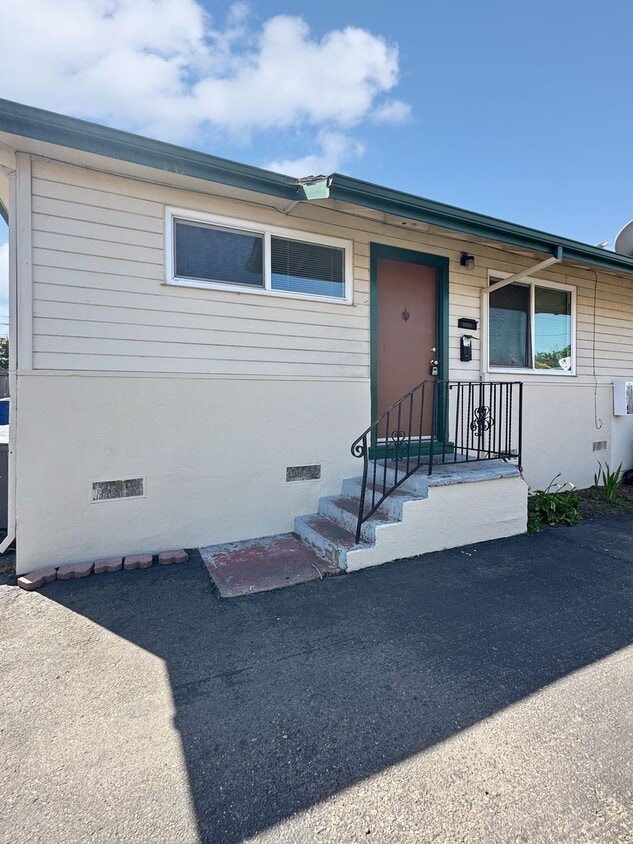 Primary Photo - Upgraded Two Bedroom Apartment in 4-Plex