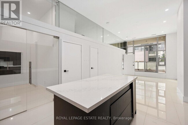 Photo du bâtiment - 637-637 Lake Shore Blvd W