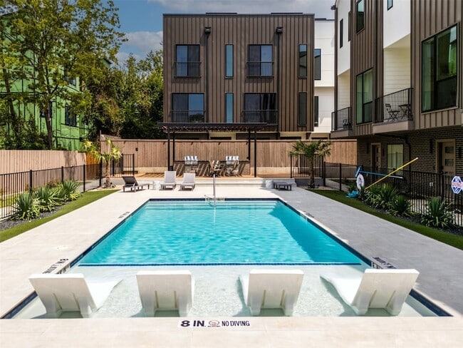 Photo - 1902 N Carroll Ave Townhome