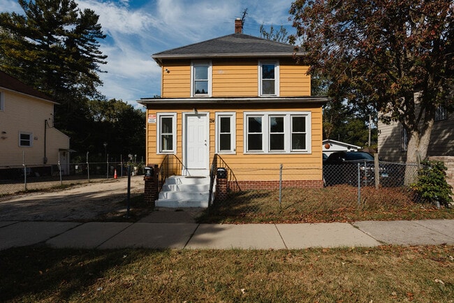 Building Photo - 714 Helmholz Ave