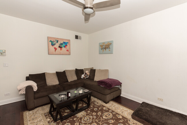 Foto del edificio - 2121 N Winchester Ave
