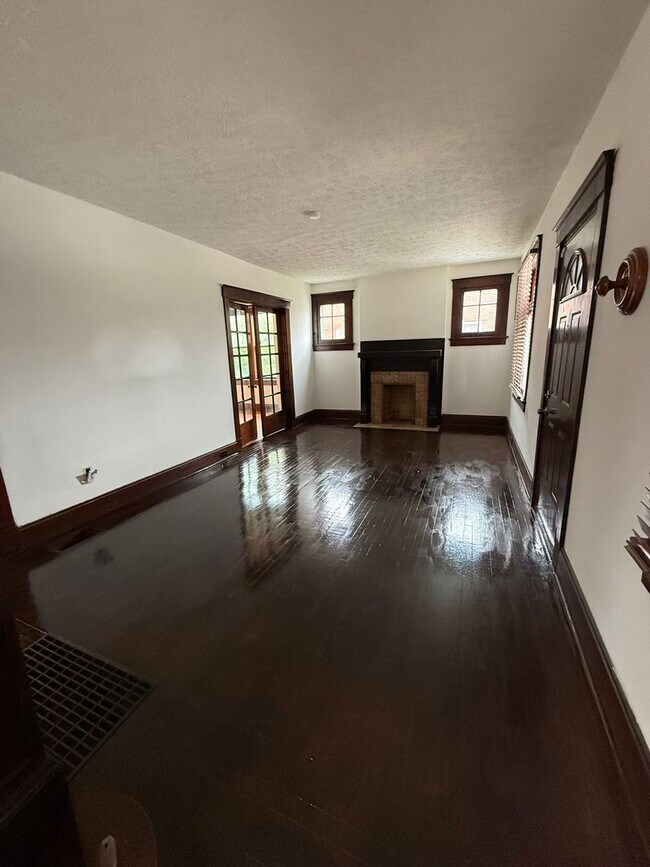 Building Photo - Spacious 3-bed 2-full bath available now