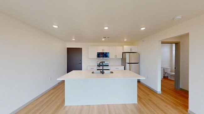 Interior Photo - Overland Reserve
