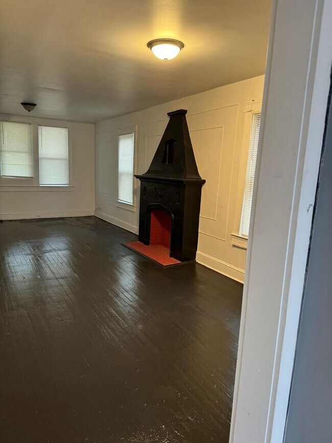 Foto del edificio - Recently Renovated Three Bed One Bath Ready For A New Tenant!