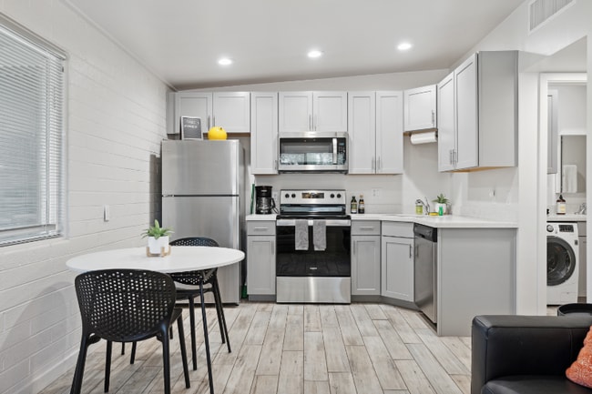 Building Photo - 914 S Kenwood Cir