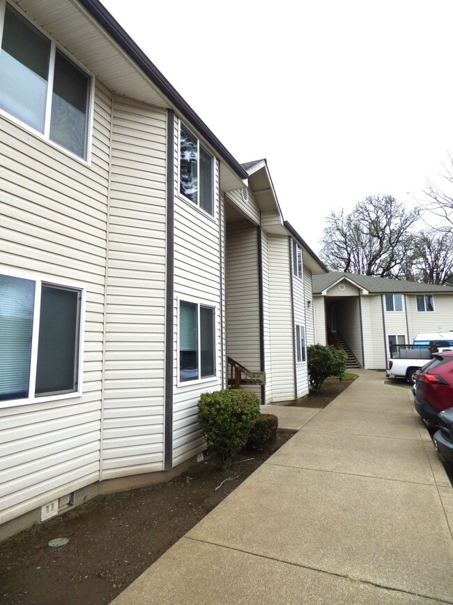 Building Photo - Rent Special: 1/2 Off April's Rent!! 2 Bedroom 1 Bath Unit NE Salem!