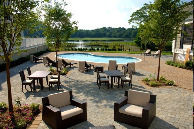 Preciosas vistas desde la piscina al aire libre - Fairfield Knolls On Roslyn Harbor