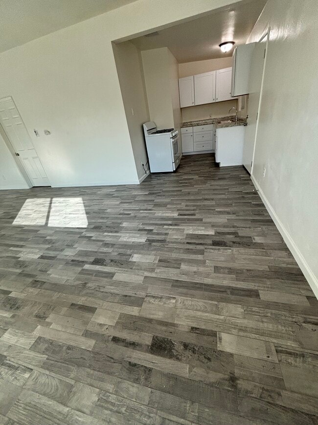 Building Photo - 465 W Ramona Dr