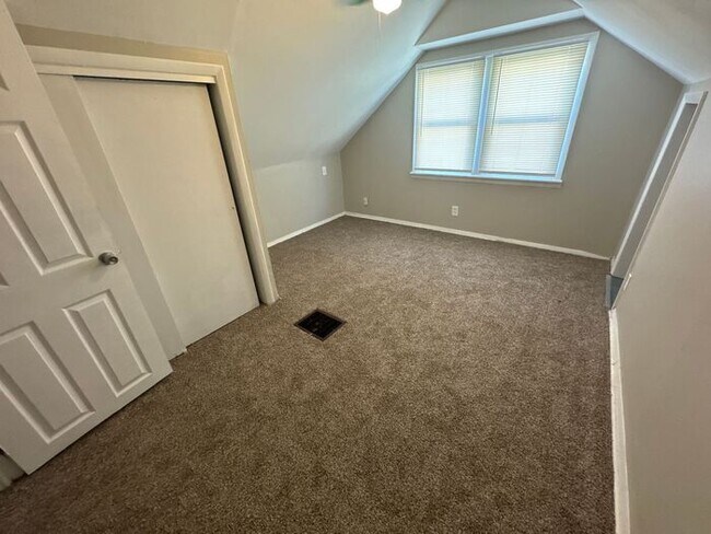Foto del edificio - Roomy 4 Bed/1 Bath