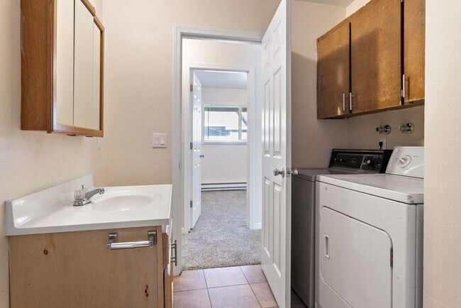Foto del edificio - 2 Bedroom townhome with Washer and Dryer INSIDE!