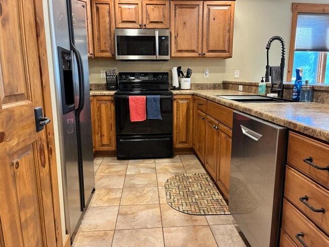 Building Photo - 831 Ermine Ln