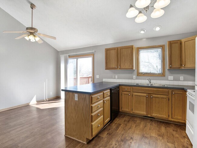 Foto del edificio - Limited Time Offer $500 Off First Month's Rent... Quiet Family Home with the Feeling of Country L...