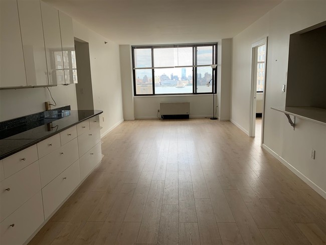 Building Photo - 45 River Dr S