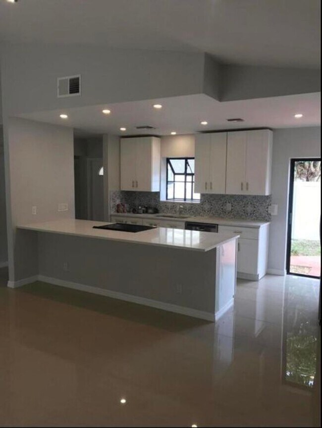 Foto del edificio - 560 NE 48th St