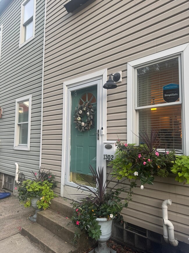Building Photo - 1302 Breed St