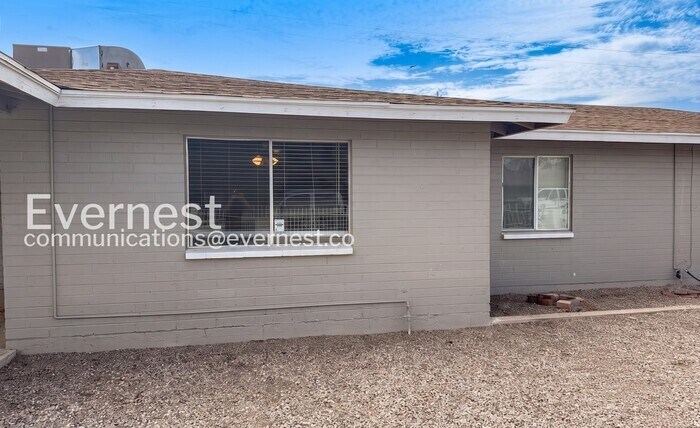 Spacious Townhome with Fenced Yard and Parking / 1 Bed & 1 Bath / Pet-friendly / Available Now! - Spacious Townhome with Fenced Yard and Parking  / 1 Bed & 1 Bath / Pet-friendly / Coming Soon!