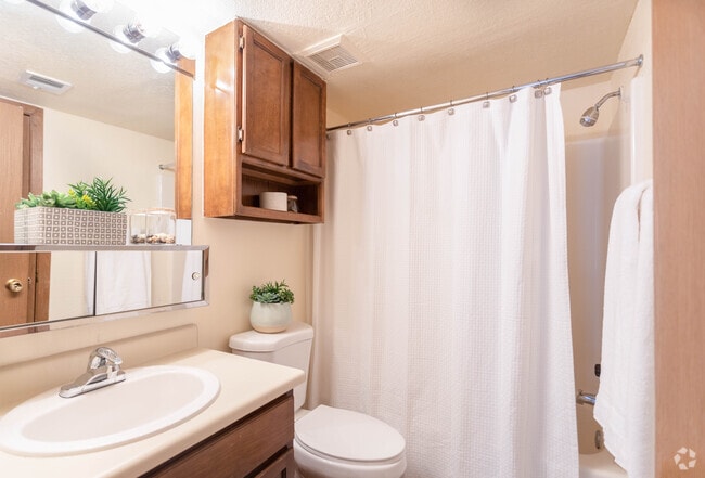 2BR, 2BA - 908 SF - Whispering Pines