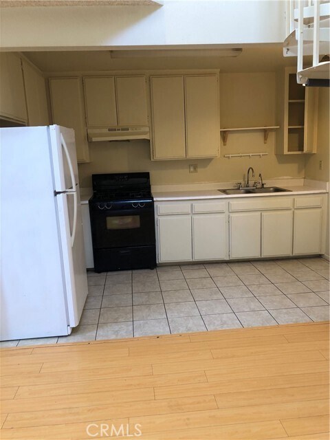 Foto del edificio - 866 N Bunker Hill Ave.