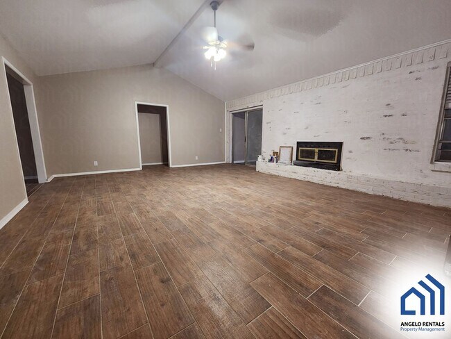Building Photo - REMODELED 3 bedroom 2 bath home AVAILABLE ...