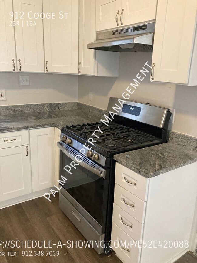 Building Photo - Adorable Recently Updated, spacious 2 bedr...