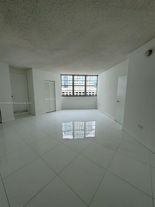 Foto del edificio - 801 Brickell Bay Dr