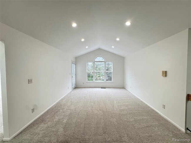 Foto del edificio - 5472 Pine Aires Dr