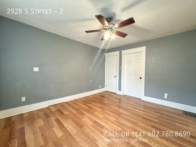 Building Photo - 2 bed 1 bath duplex with garage!