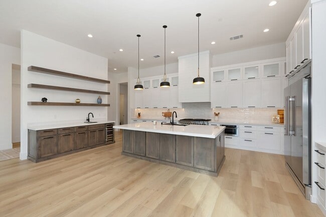 Foto del edificio - Waterfront 4 bed 4 bath 3,887 sq. ft.
