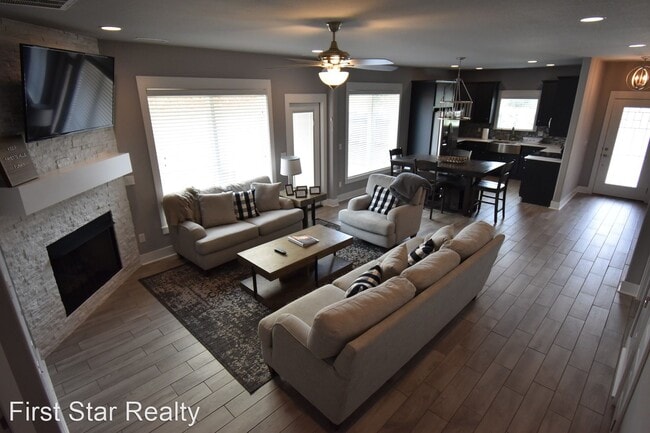 Building Photo - 4 br, 2.5 bath House - 715 N Salem - Lot 1...