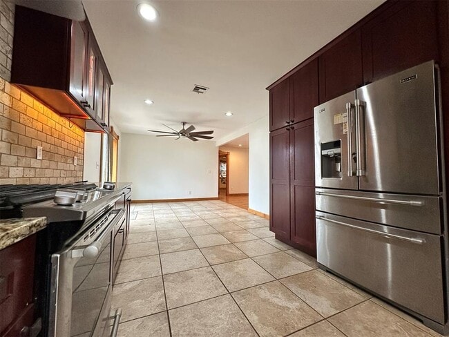 Building Photo - 2833 Kent Dr