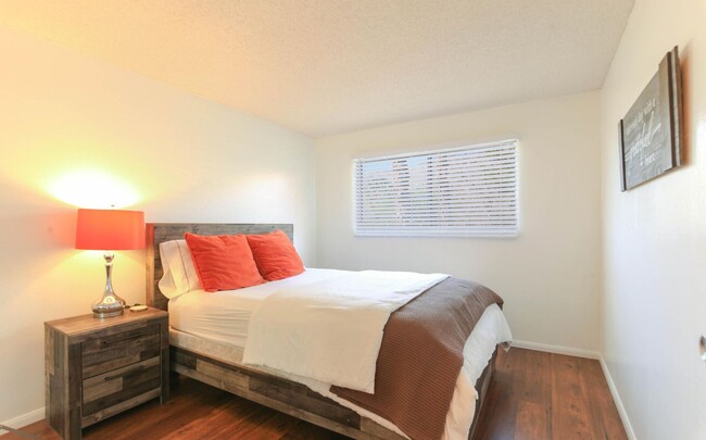 Dormitorio tamaño queen con vista - 420 N Villa Ct