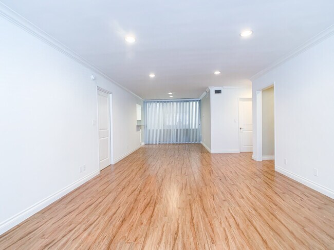 Building Photo - 8040 W 83rd St