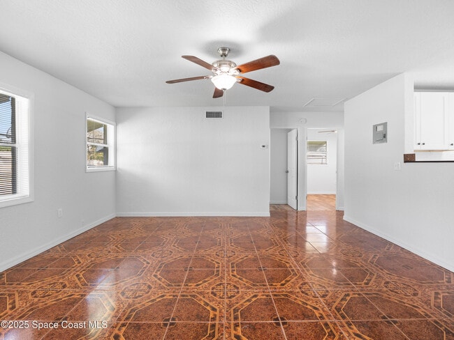 Building Photo - 2033 Robinhood Dr