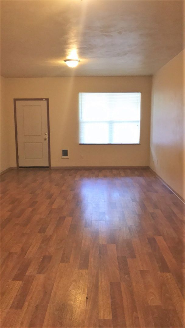 Foto del edificio - Spacious West Campus 4 bed,2 bath downstai...