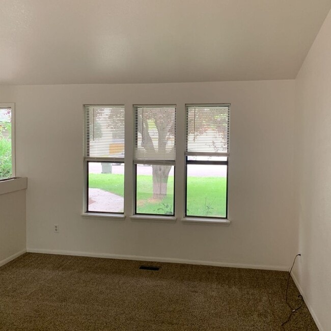 Building Photo - Huge Back Deck in Desirable Location!