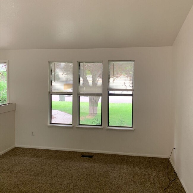 Foto del edificio - Huge Back Deck in Desirable Location!