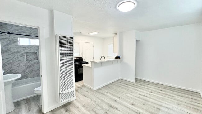 Building Photo - 536 W 48th St