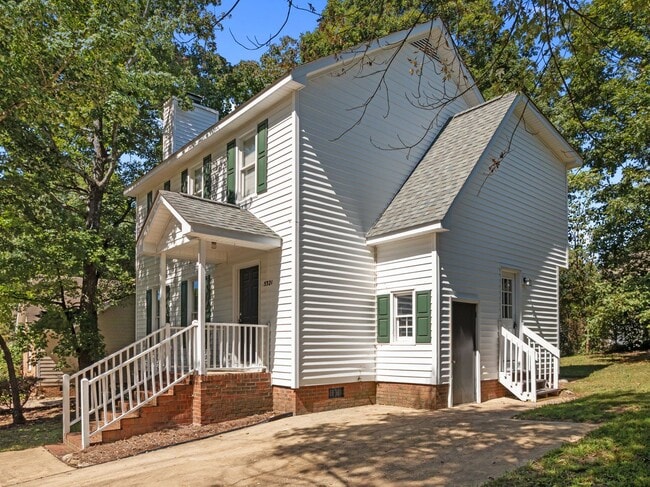 Building Photo - Spacious 3 Bedroom Home, LVP Floors, Updated Kitchen, New Cabinets, Granite, SS Appliances, Pet F...