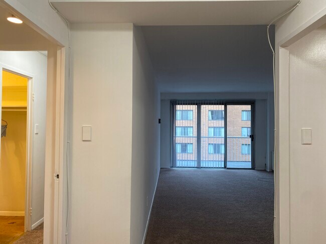 Entrada - 730 24th St NW