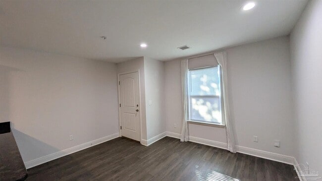 Foto del edificio - 313 N Navy Blvd