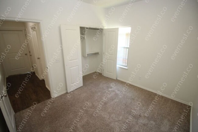 Building Photo - 321 E Redwood St