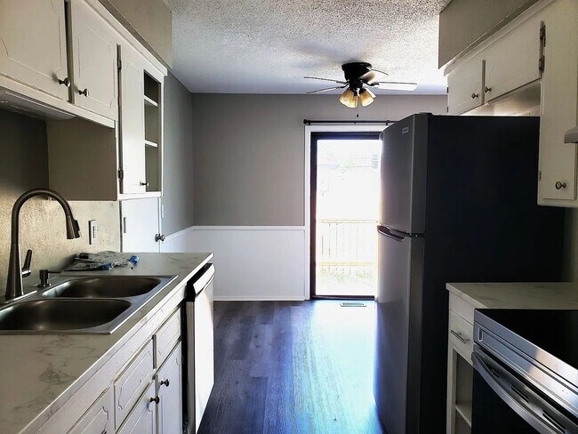 Foto del edificio - Beautiful Three Bedroom, One and a Half Bath