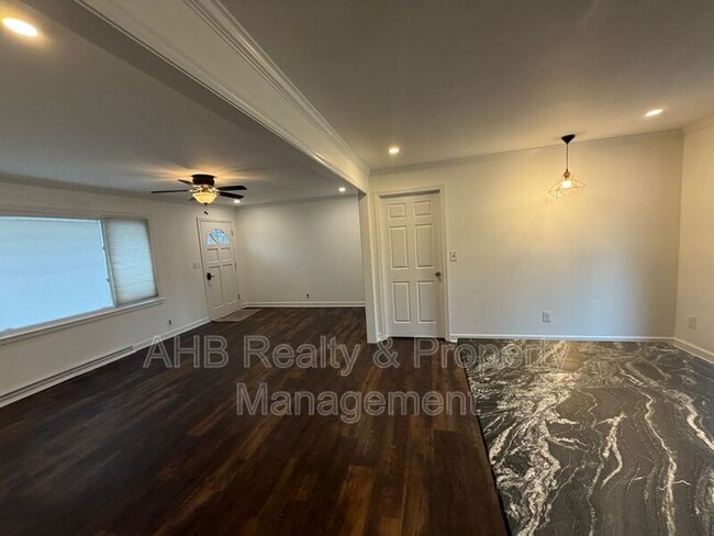 Building Photo - 1812 Greentree Rd