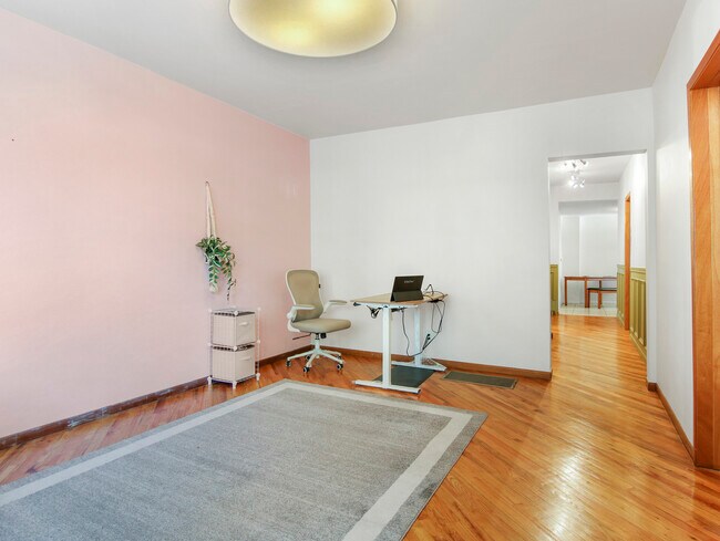 Building Photo - 3052 S Lyman St