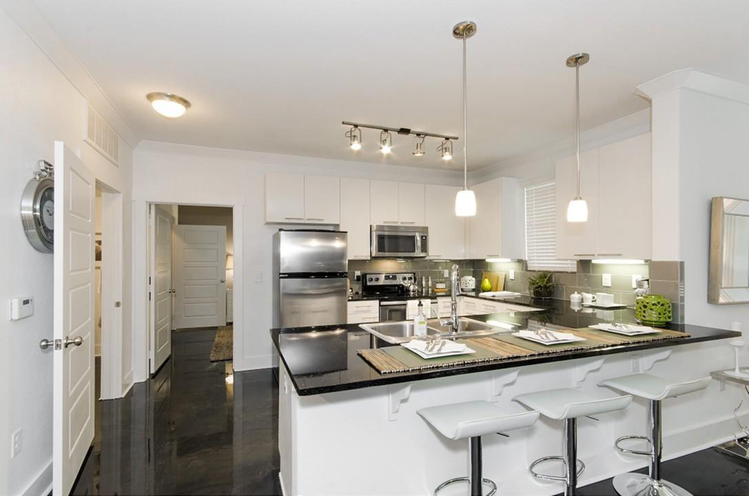 Foto principal - 1100 E Trinity Mls Rd