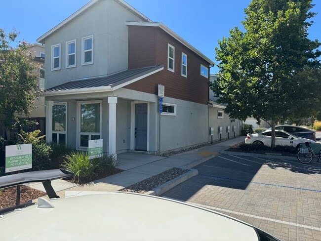 Building Photo - 3 bedroom | 3.5 bathroom | Davis Single Fa...